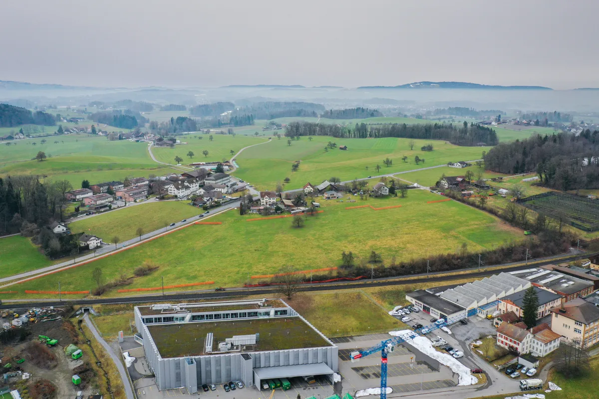 Auf dieser Landwirtschaftsfläche sollte ursprünglich die Abstell- und Serviceanlage der SBB gebaut werden. (Archiv) Man sieht die betroffene Landwirtschaftsfläche von oben.